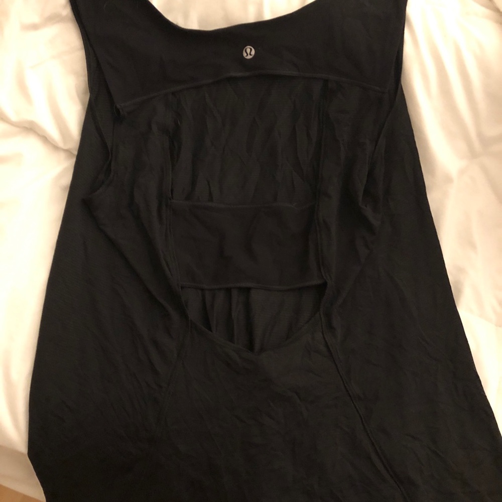 black lululemon tank top